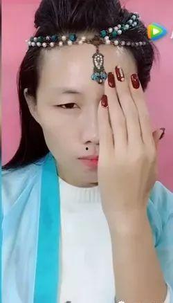 女生化妆娱乐吃瓜酱